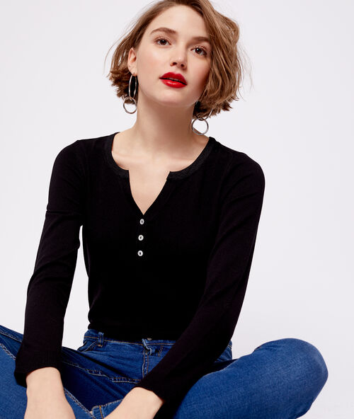 Pull maille fine &agrave; col boutonn&eacute; noir.