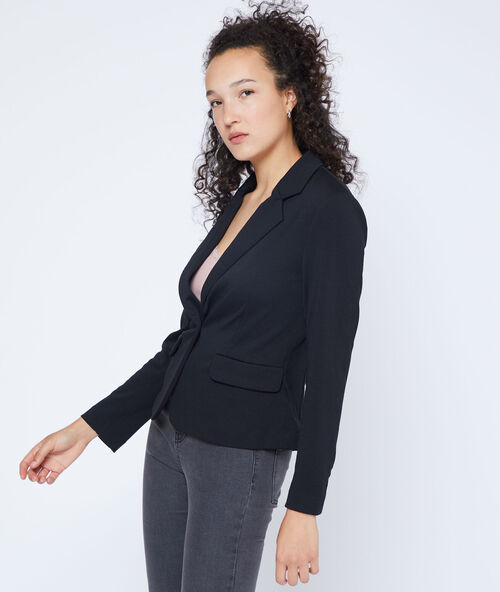 Veste de tailleur noir.