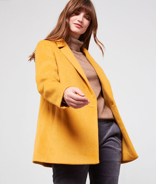 Manteau droit ocre.