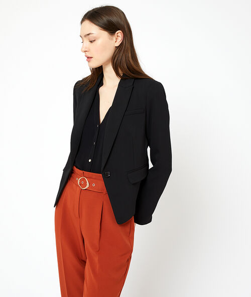 Veste de tailleur noir.