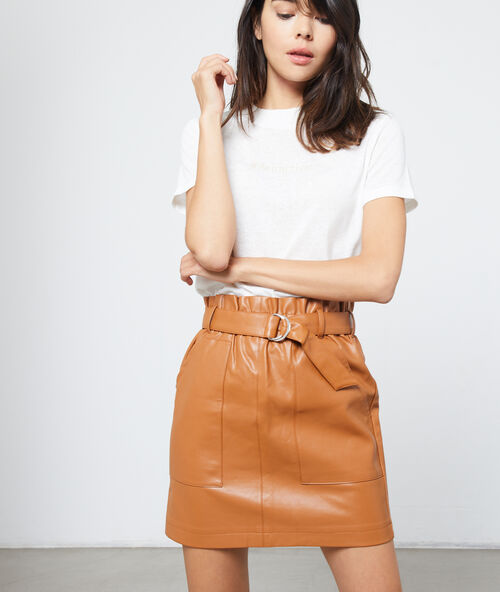 Jupe ceintur&eacute;e en similicuir savane.