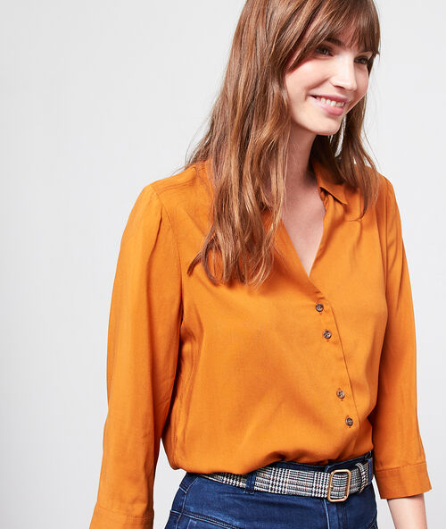 Blouse met amber knopen mosterdgeel.