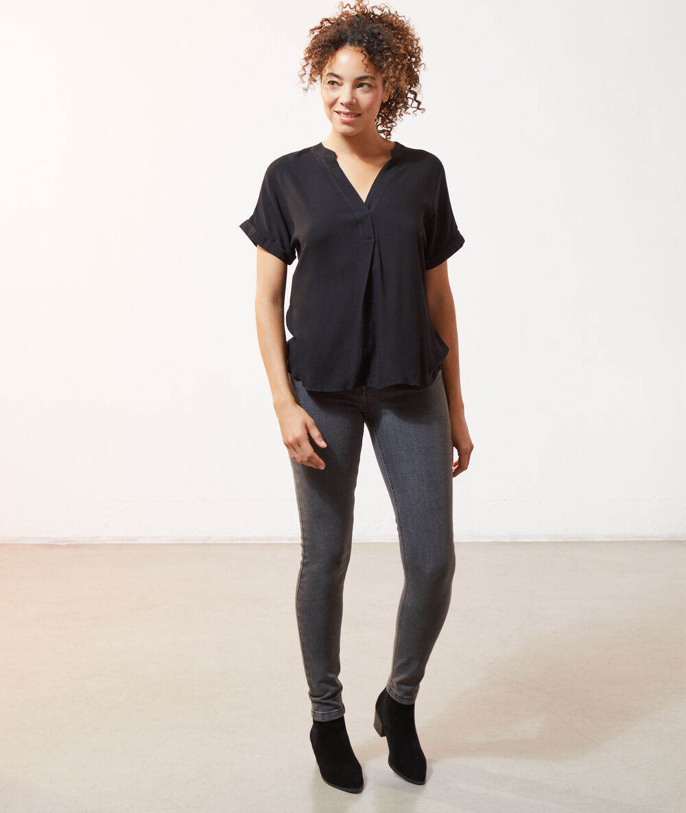 Blouse col tunisien noir.
