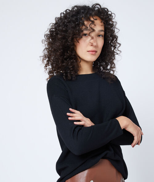 Corduroy trui met boothals zwart.