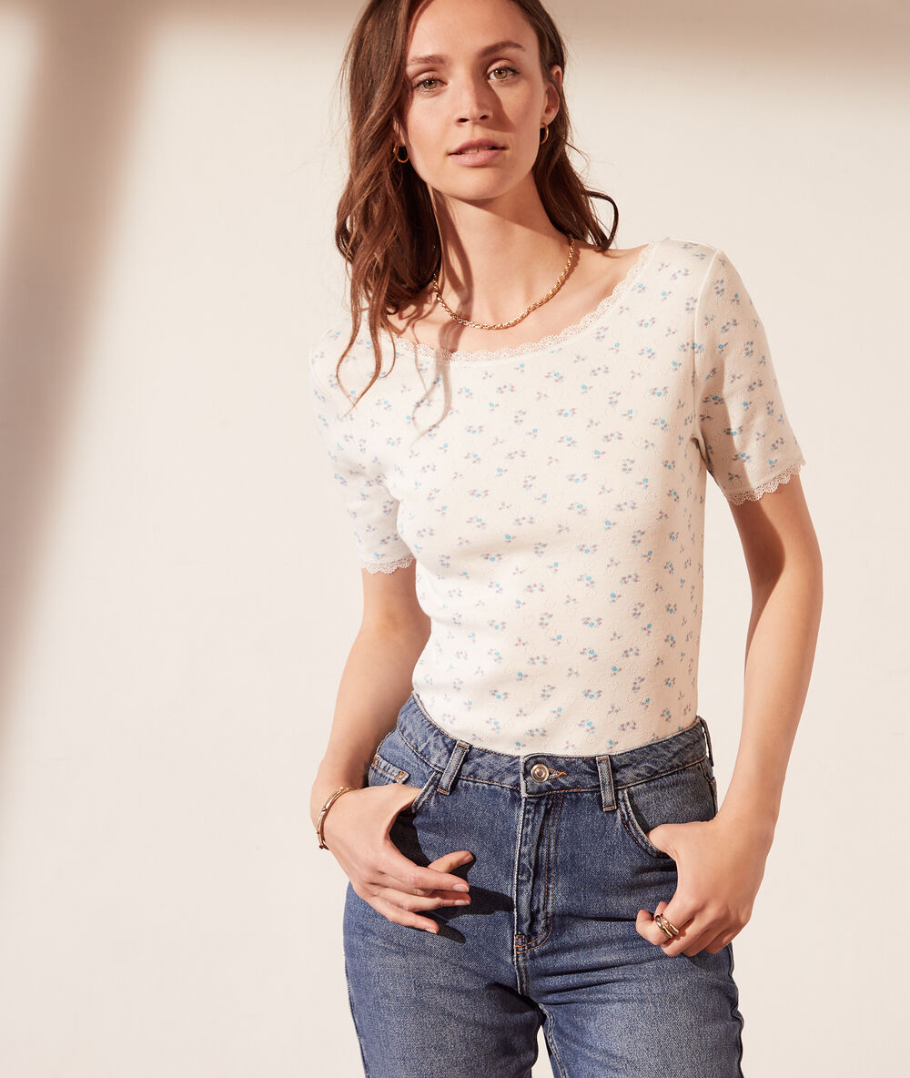 T-shirt pointelle en coton bio dos décolleté azur.