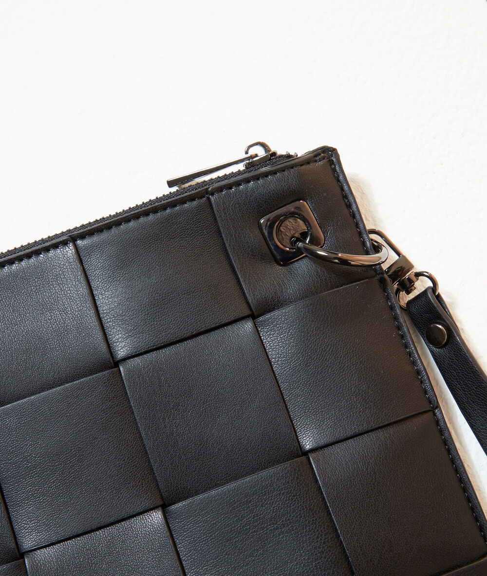 Sac pochette tressé noir.