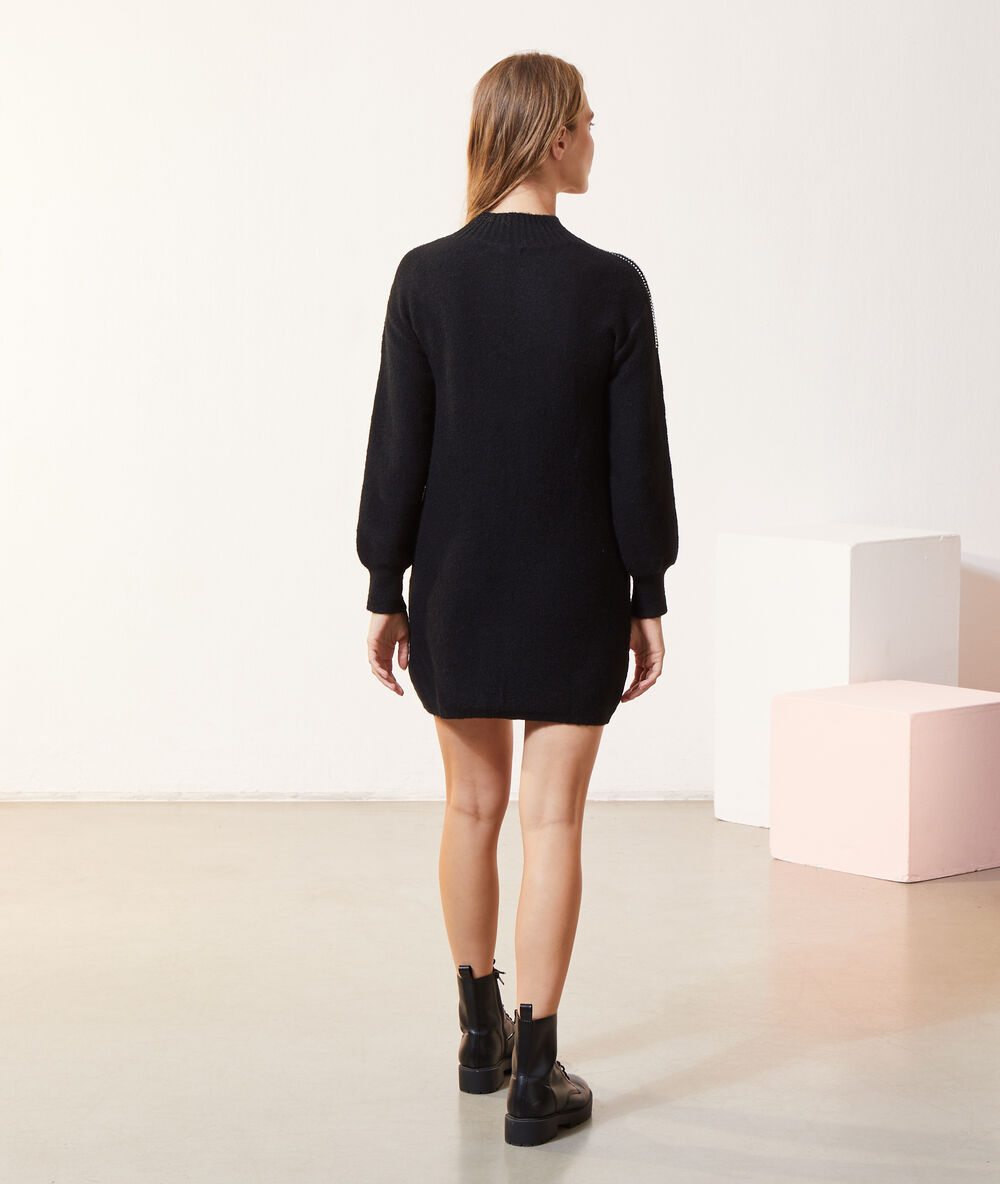 Robe pull manches ballon noir.