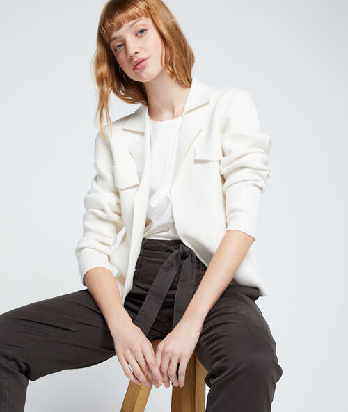 Fijn gebreid vest met kraag ecru.