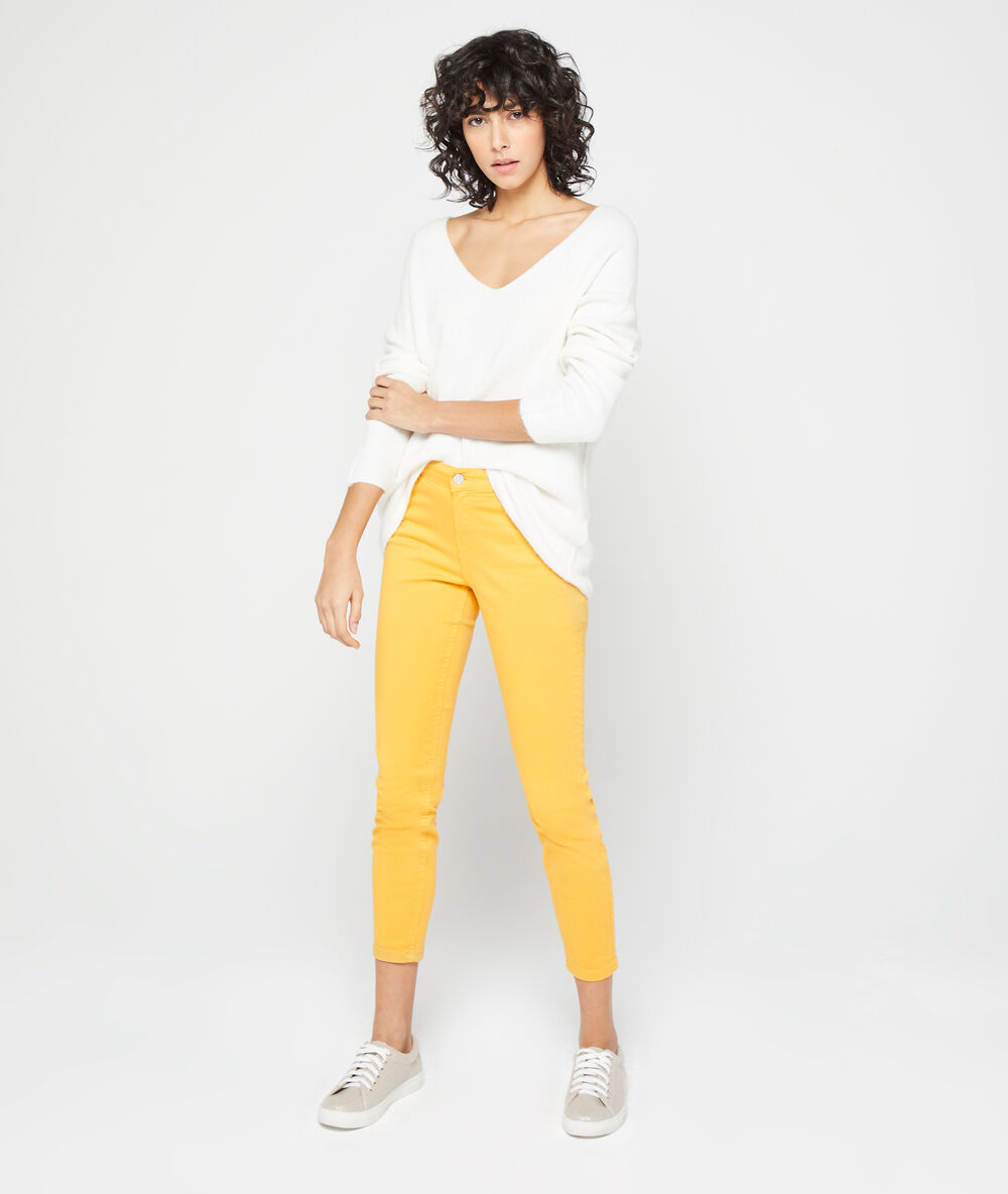 Pantalon slim en coton curry.