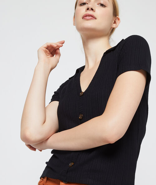Polo c&ocirc;tel&eacute; et boutonn&eacute; noir.