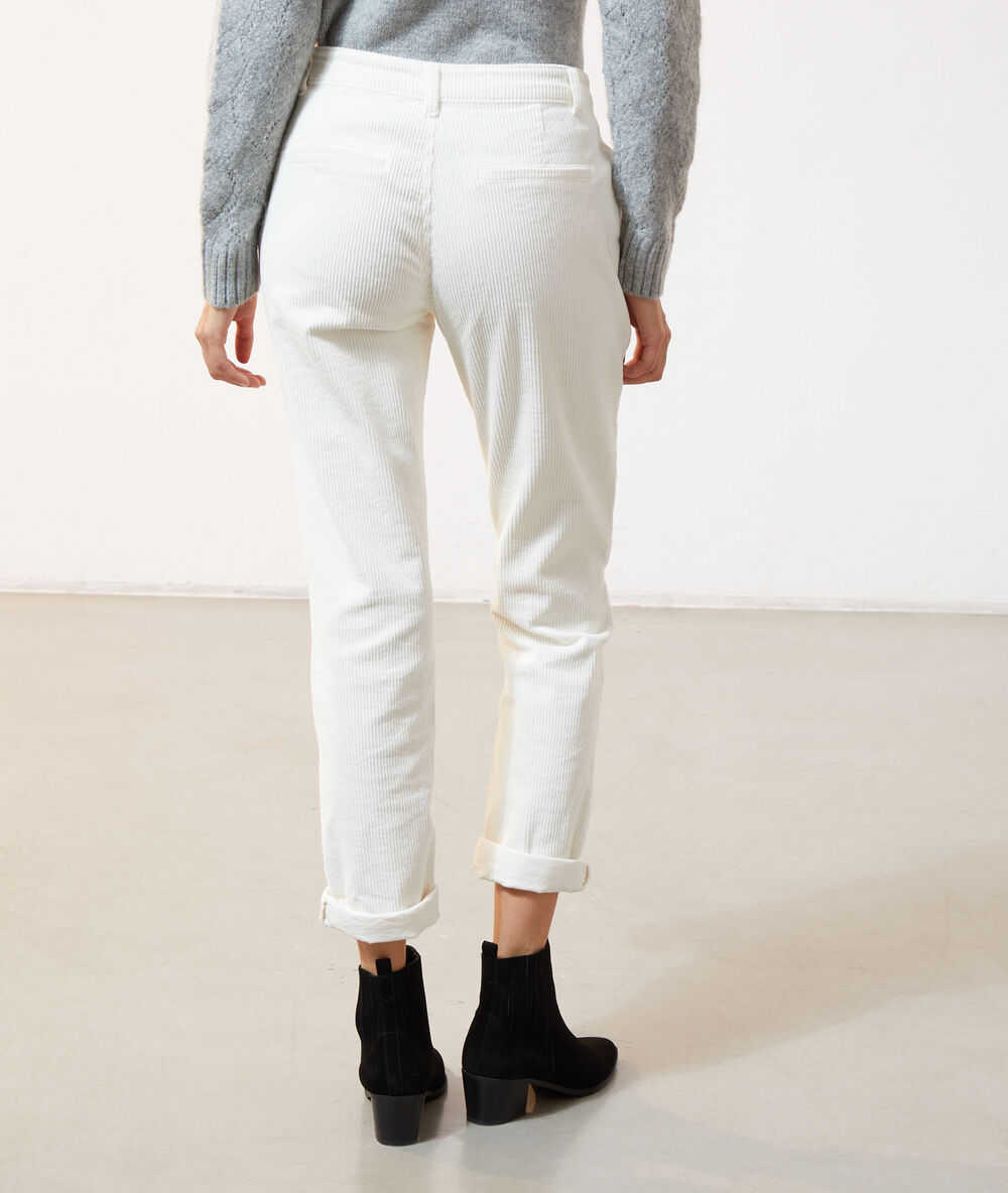 Pantalon en velours côtelé ecru.