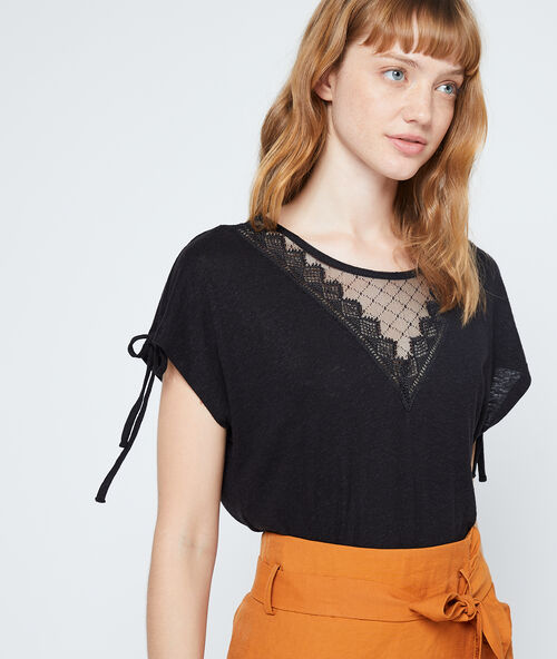 T-shirt met kanten decollet&eacute; zwart.