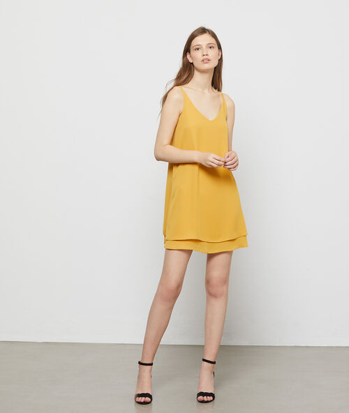 Robe fluide à bretelles jaune.