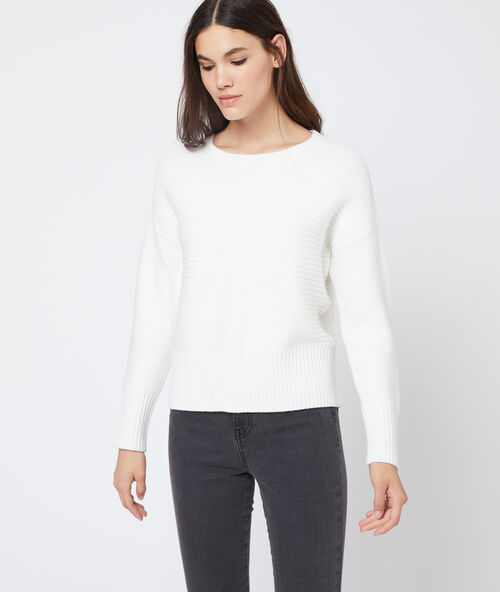 Pull c&ocirc;tel&eacute; en grosse maille blanc.