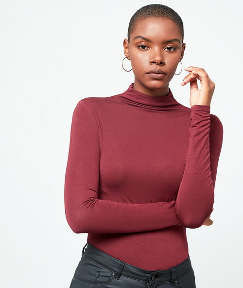 T-shirt &agrave; col roul&eacute; bordeaux.