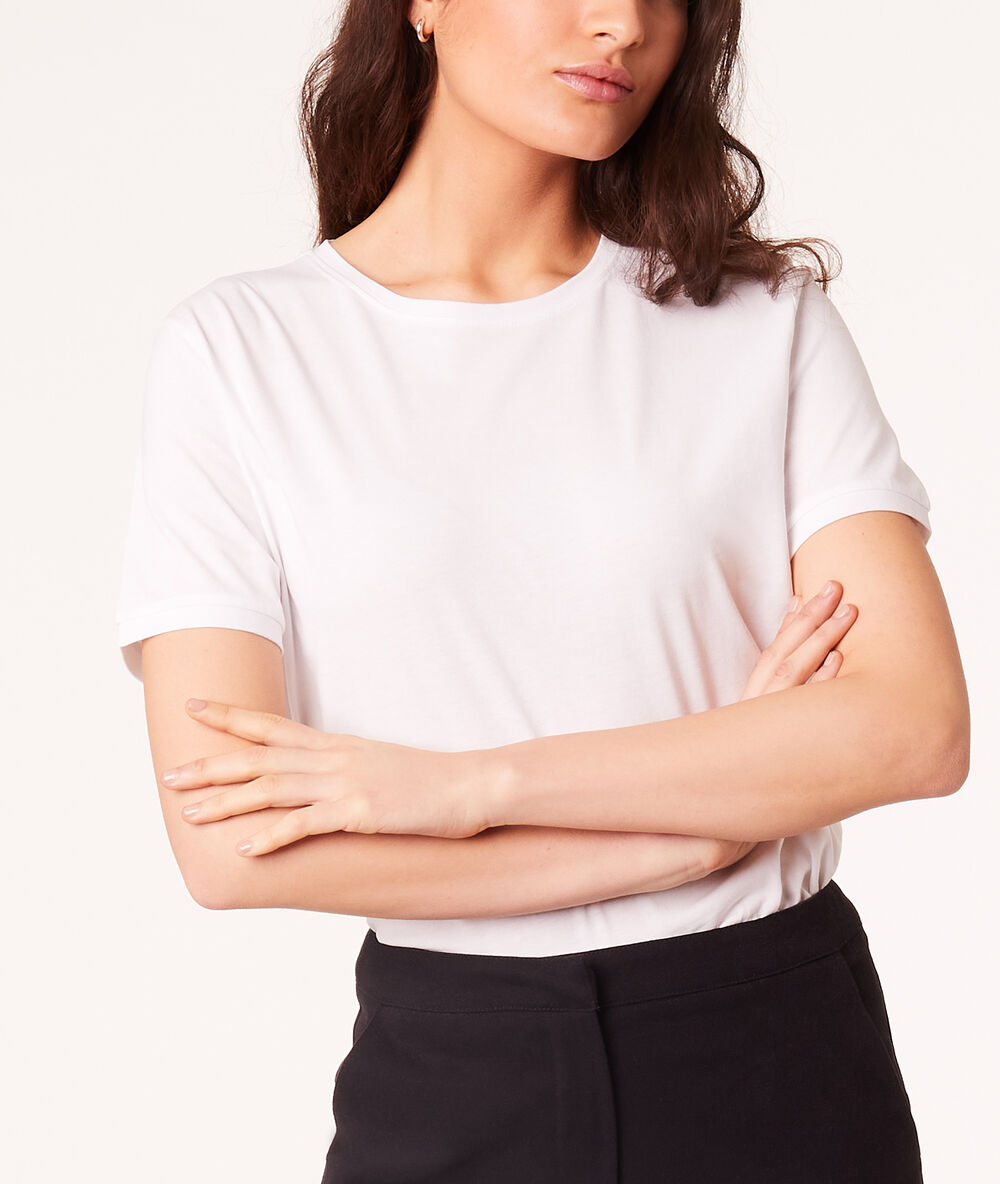 T-shirt col rond blanc.