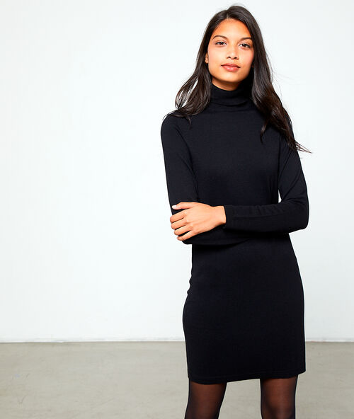 Robe pull col roul&eacute; noir.