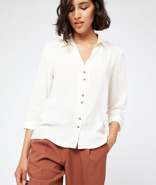 Blouse met amber knopen creme.