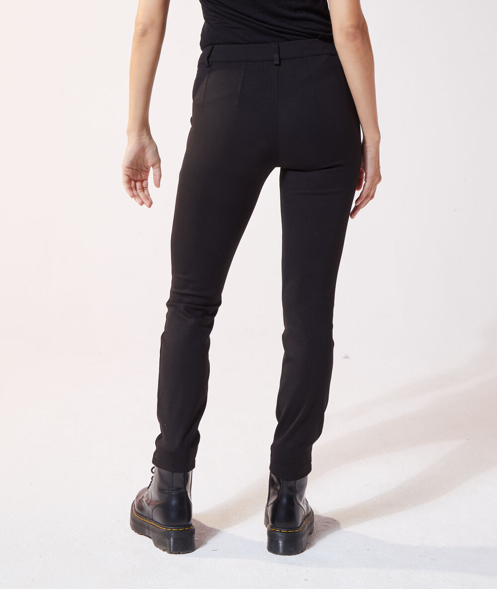 Pantalon droit noir.