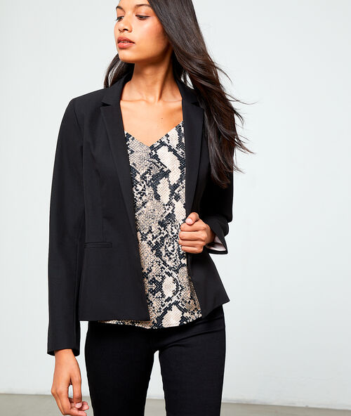 Veste de tailleur noir.