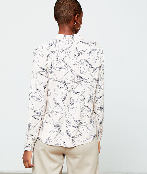 Chemise &agrave; imprim&eacute; fleuri beige.