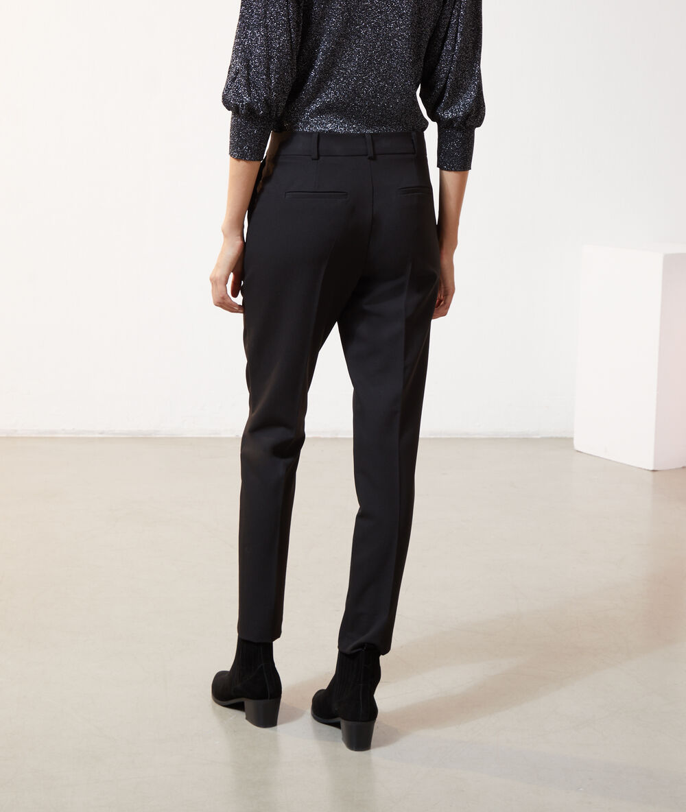 Pantalon slim noir.