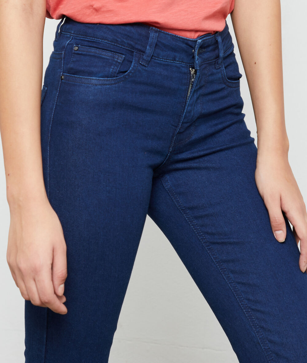 Rechte jeans donker gebleekt.