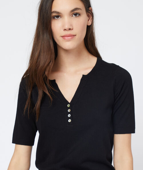 Pull &agrave; manches courtes noir.