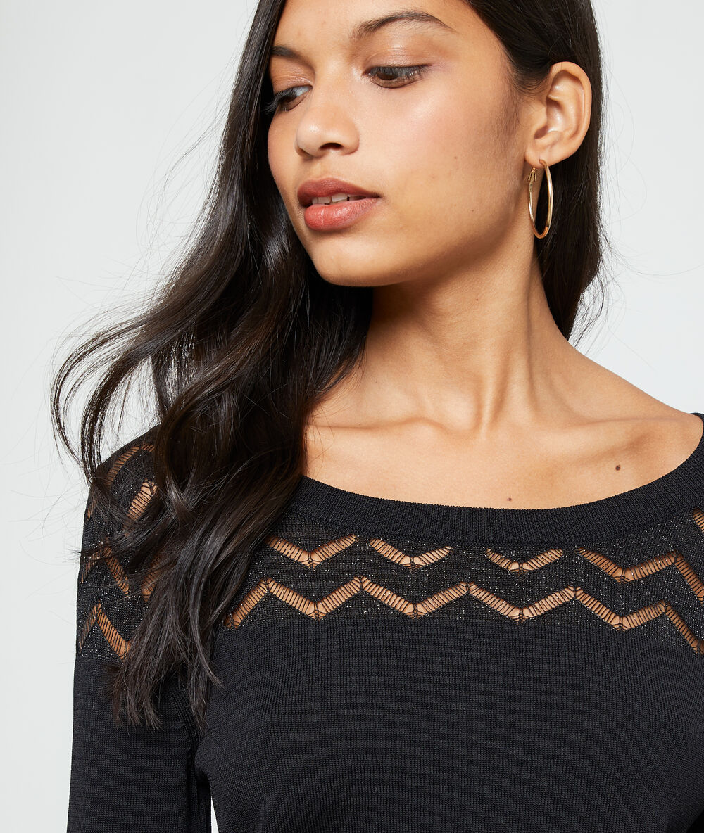 Pull maille fine, col rond noir.
