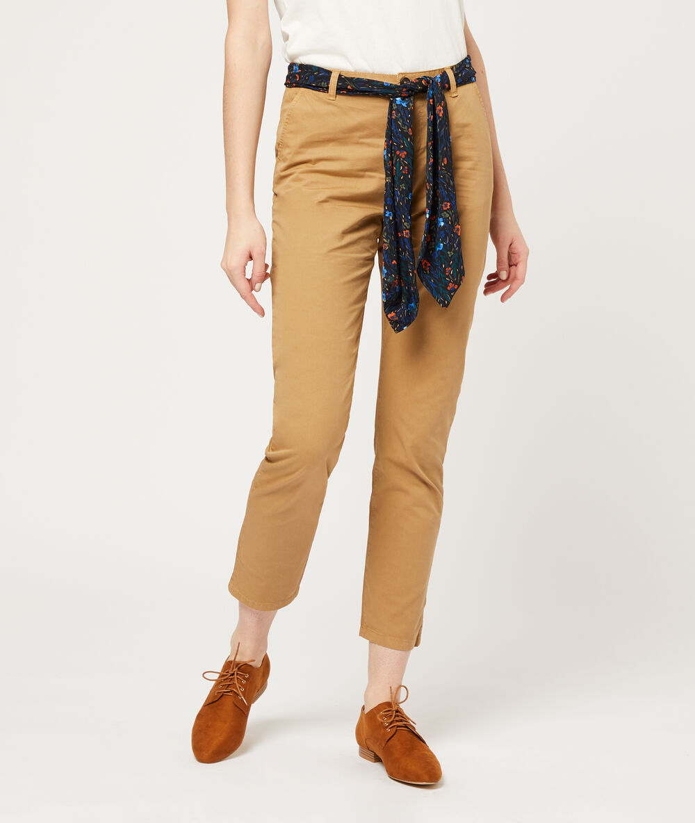 Pantalon droit avec foulard camel fonce.