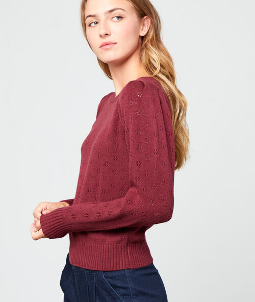 Pull en maille pointelle bordeaux.