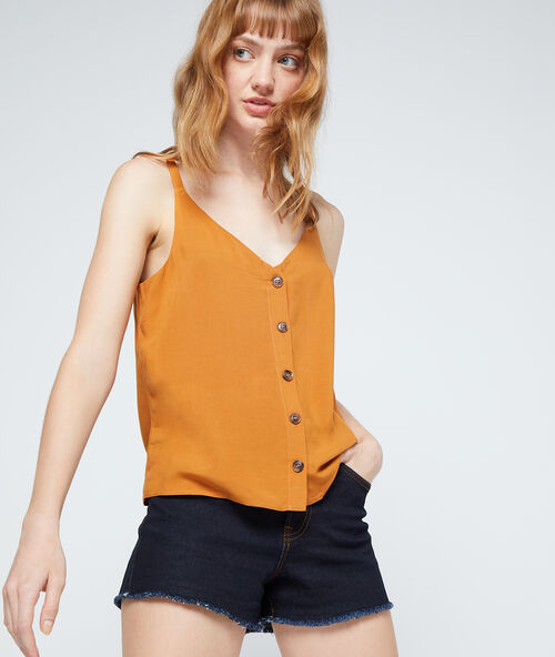 Soepelvallende cami met knopen specerij.