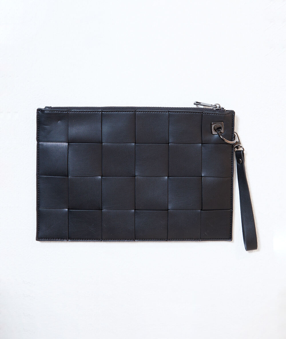 Sac pochette tressé noir.