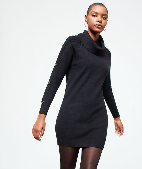 Robe pull &agrave; col roul&eacute; noir.