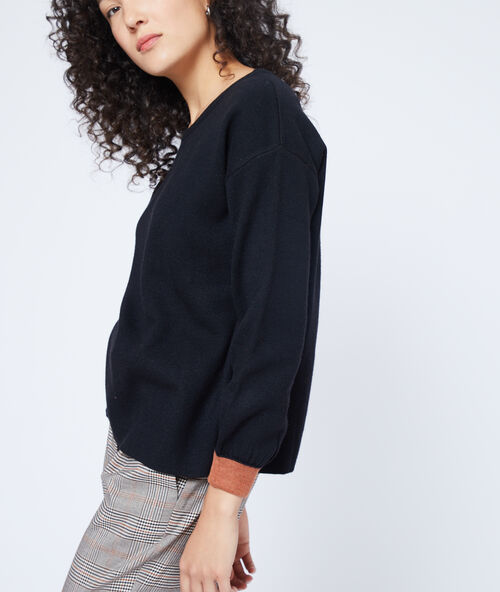 Pull en maille douce noir.