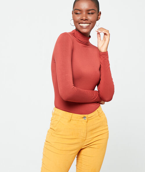 T-shirt &agrave; col roul&eacute; rouille.