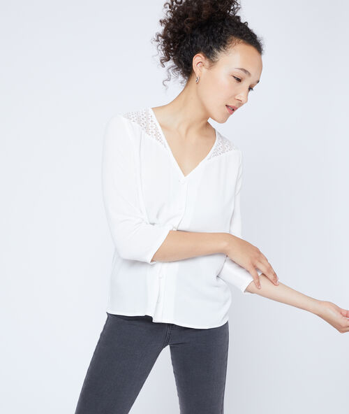 Blouse in guipure, met knopenrij ecru.