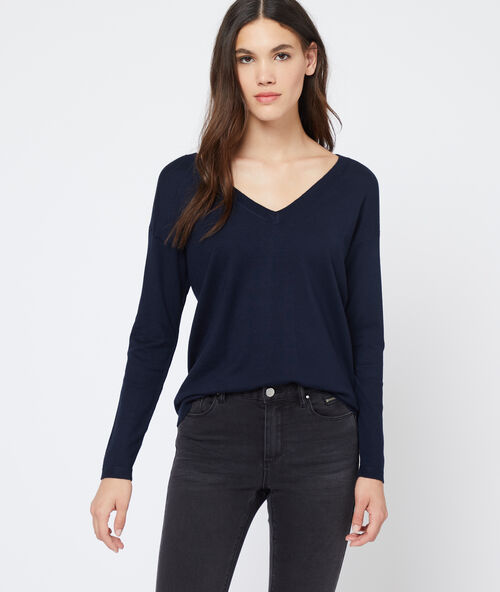 Trui met v-hals en fijne mesh marine.