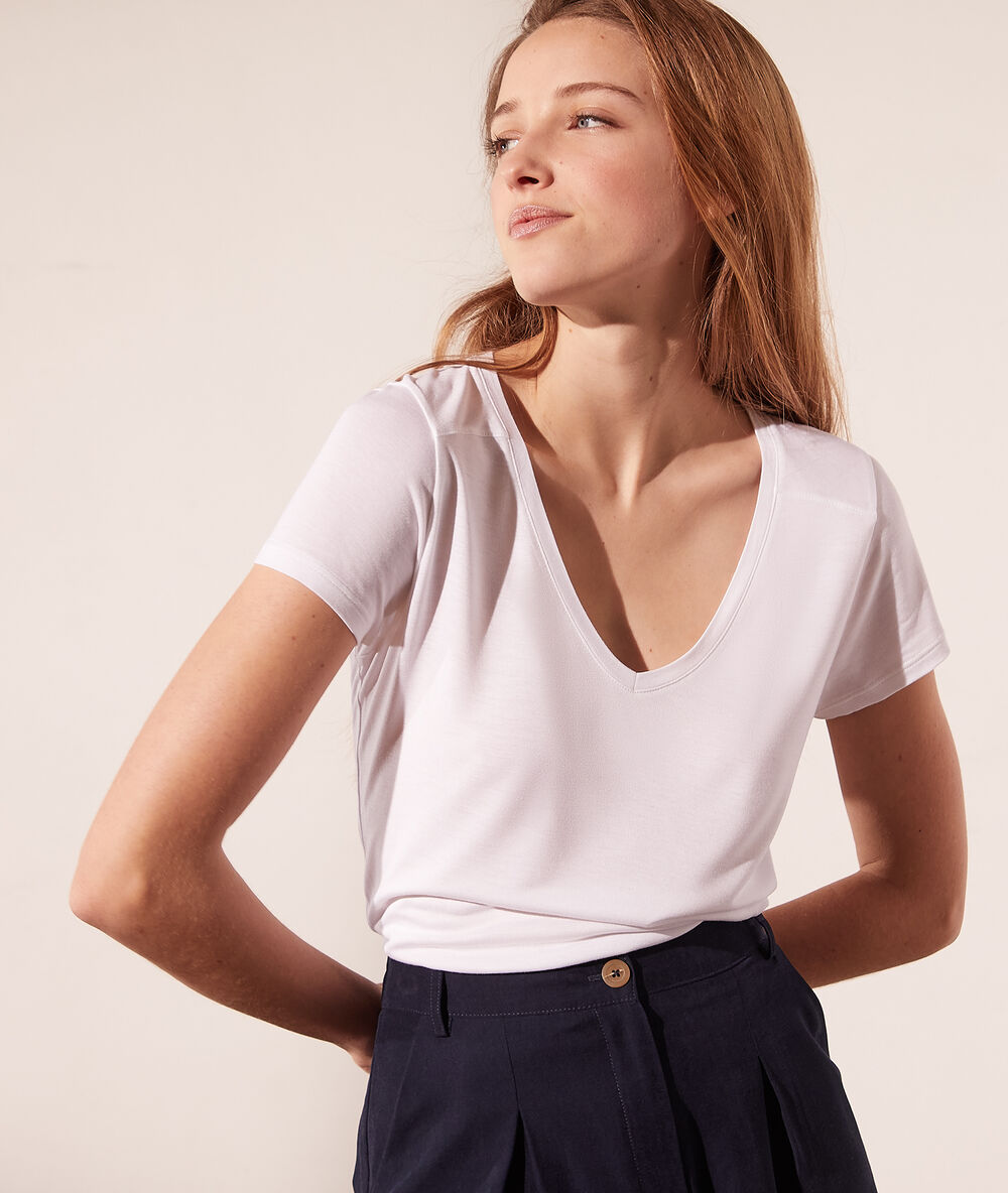T-shirt col v blanc.