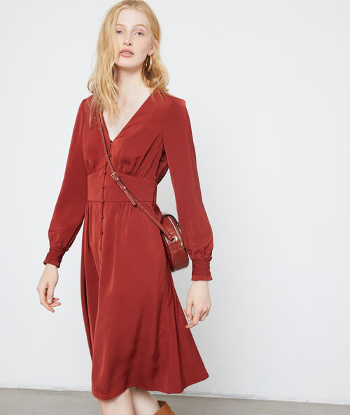 Robe &eacute;vas&eacute;e &agrave; boutons rouille.