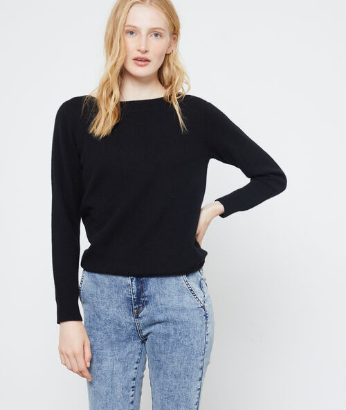 Trui met boothals, in kasjmier zwart.