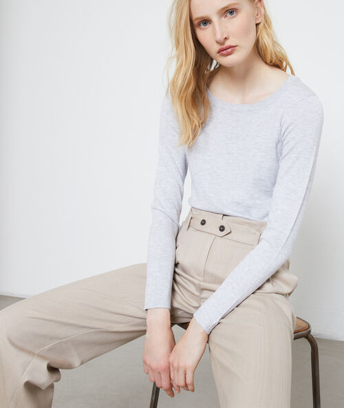 Trui met ronde hals licht gem&ecirc;leerd grijs.