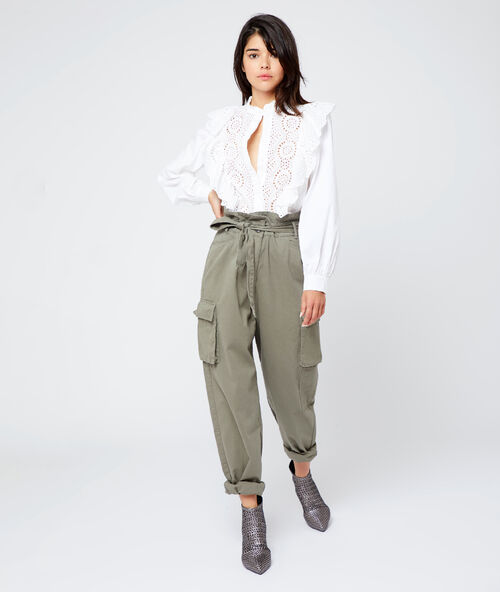 Chemisier volant&eacute; en dentelle ecru.