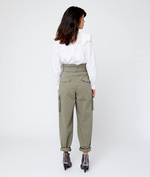 Pantalon paper bag kaki.