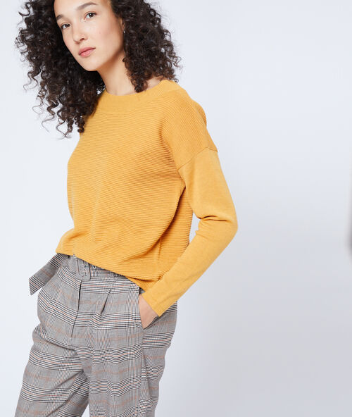 Corduroy trui met boothals okergeel.