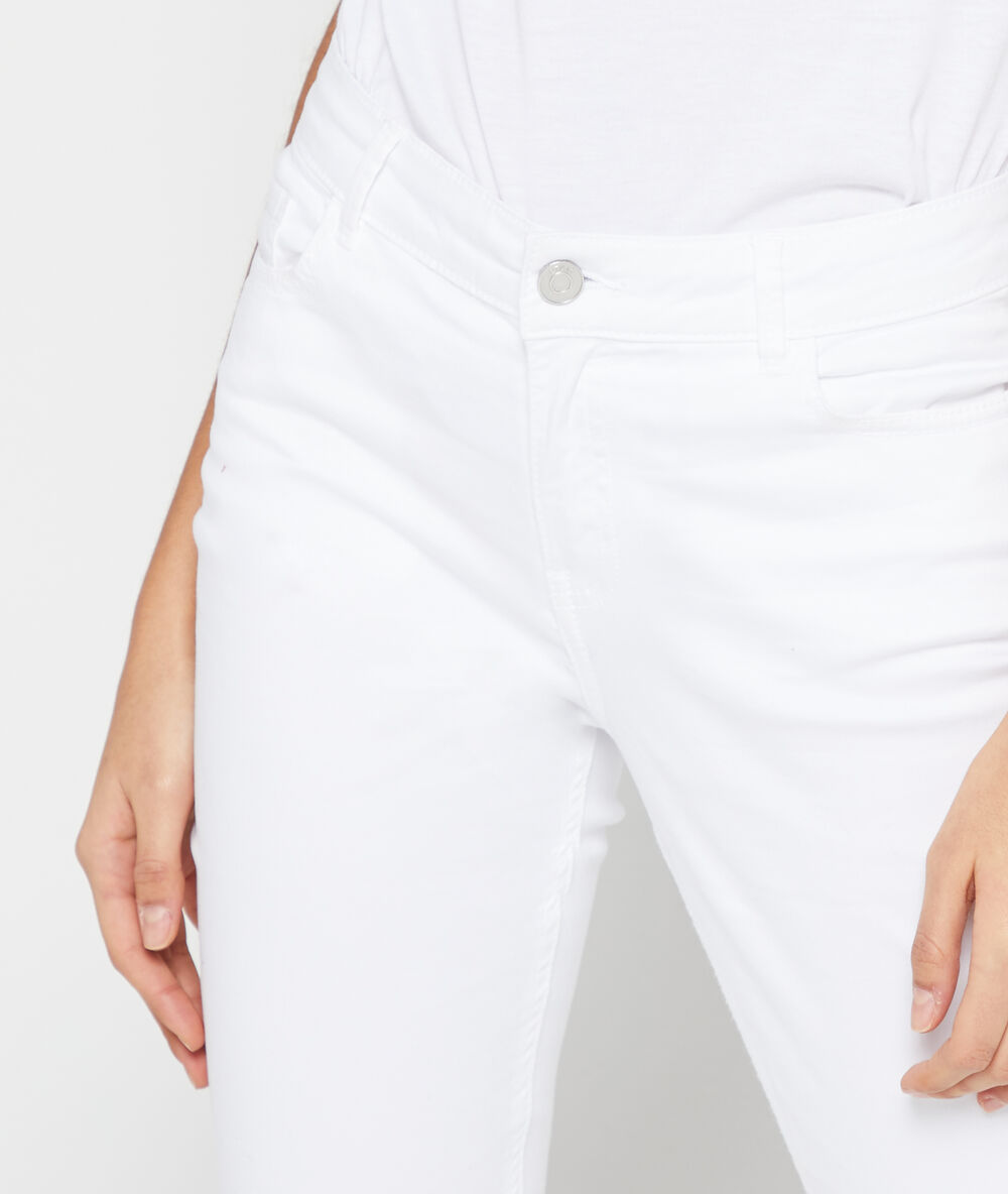Pantalon slim en coton blanc.