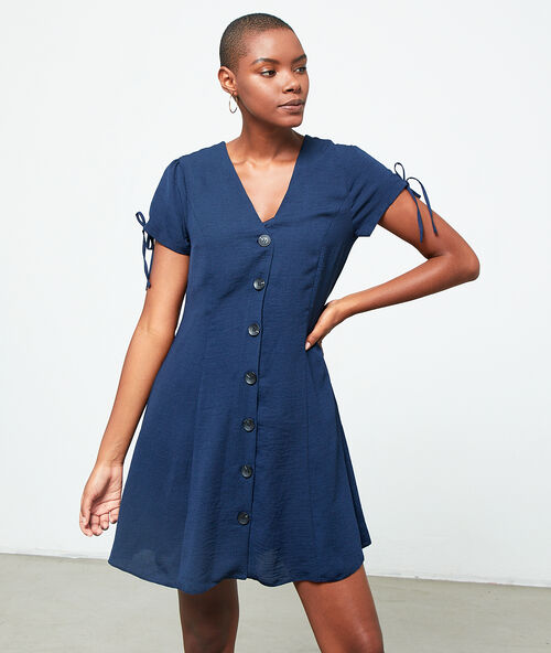 Robe &eacute;vas&eacute;e &agrave; boutons marine.