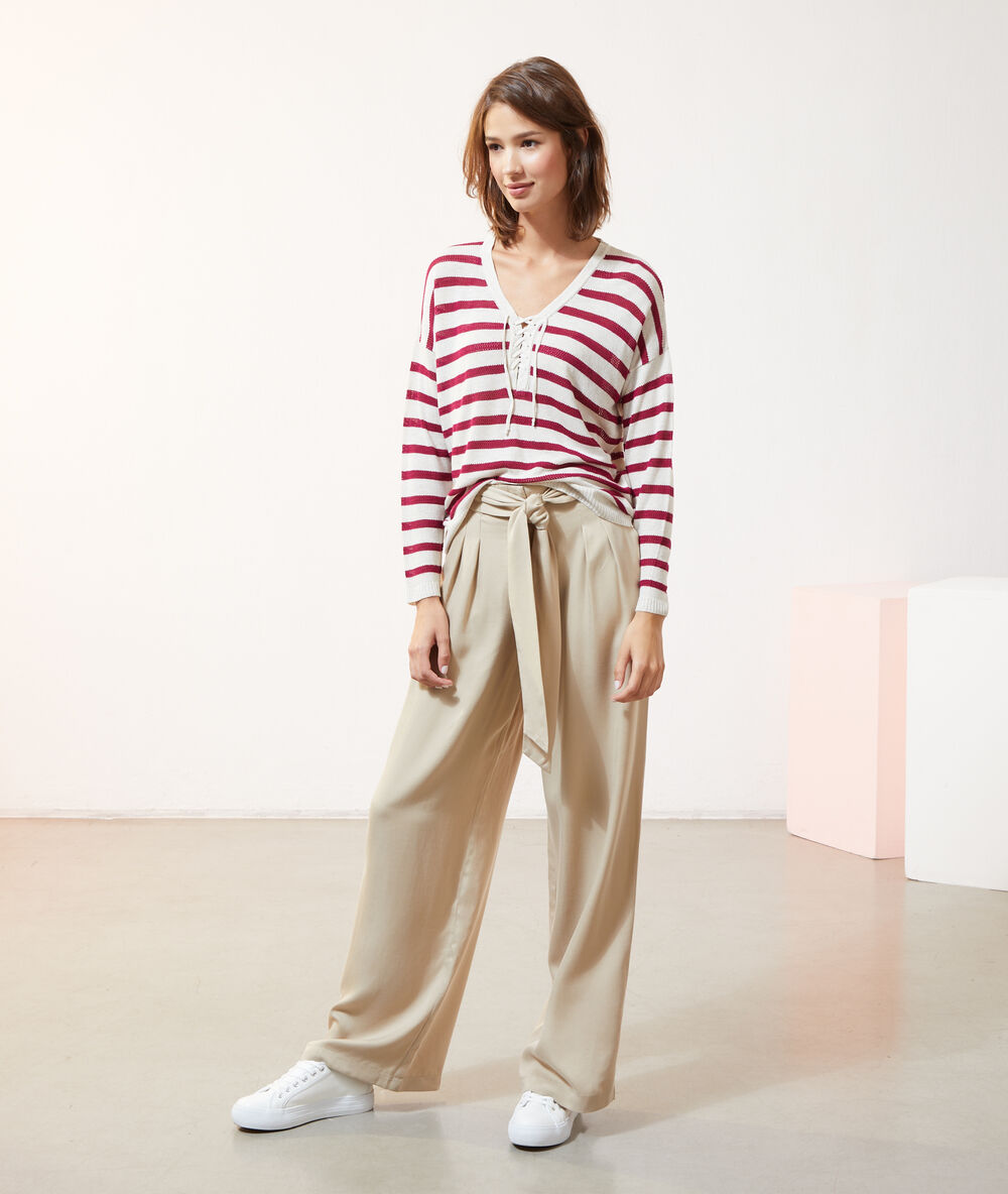 Pull rayé à laçage framboise.