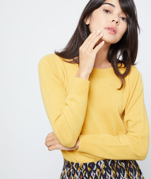 Trui met boothals, in kasjmier okergeel.