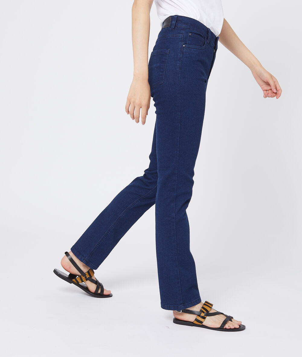 Rechte jeans donker gebleekt.